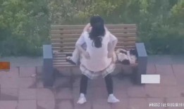 情侣大学散步吃瓜,甜蜜瓜果见证情侣浪漫时光