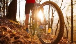 小伙骑车摔到吃瓜,围观群众“吃瓜”现场