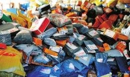 拿快递吃瓜,体验现代物流与休闲生活的完美融合