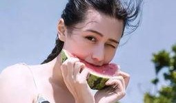 吃瓜女生高清图片