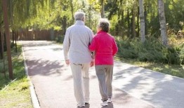 情侣大学散步吃瓜,甜蜜瓜果见证情侣浪漫时光