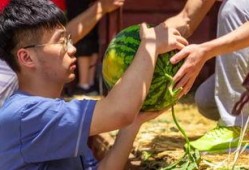 情侣大学散步吃瓜,甜蜜瓜果见证情侣浪漫时光