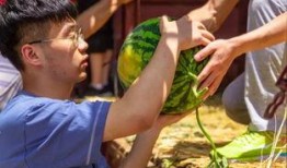 情侣大学散步吃瓜,甜蜜瓜果见证情侣浪漫时光