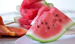 吃黄色的瓜的小孩