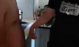 男生夏天吃瓜拍照,男生吃瓜拍照，定格清凉瞬间