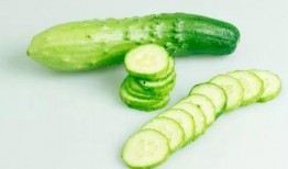 瓜地里吃黄瓜,黄瓜的美味诱惑