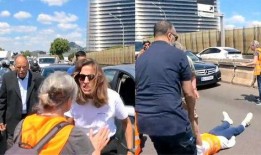 劳埃德吃瓜被拖走,一场意外引发的舆论风暴