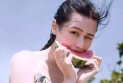 女生头像吃瓜红色衣服,揭秘头像背后的瓜香故事