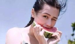 女生头像吃瓜红色衣服,揭秘头像背后的瓜香故事