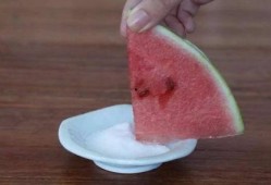 吃瓜撒盐会甜,揭秘吃瓜撒盐的神奇甜蜜秘诀
