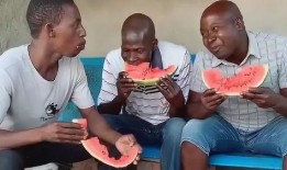 男子快速吃瓜,男子挑战快速吃瓜极限