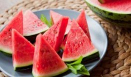 减重期吃瓜,轻松吃瓜，健康瘦身两不误